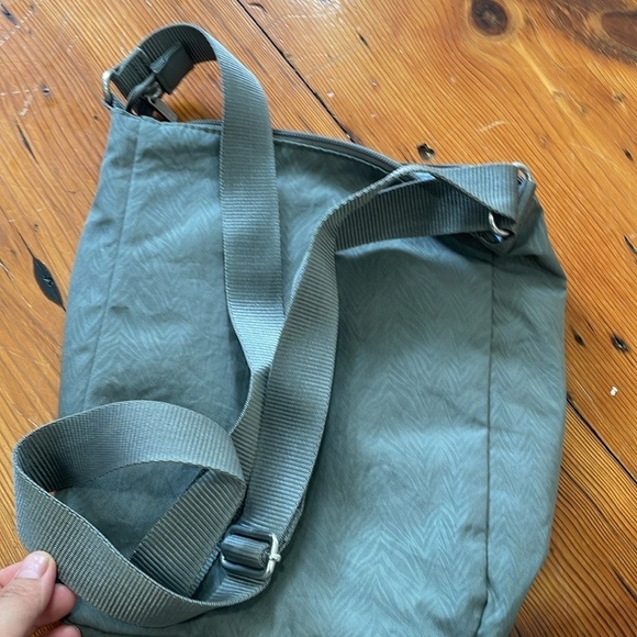 Baggallini Nylon Grey Crossbody Adjustable Bag - Picture 4 of 14